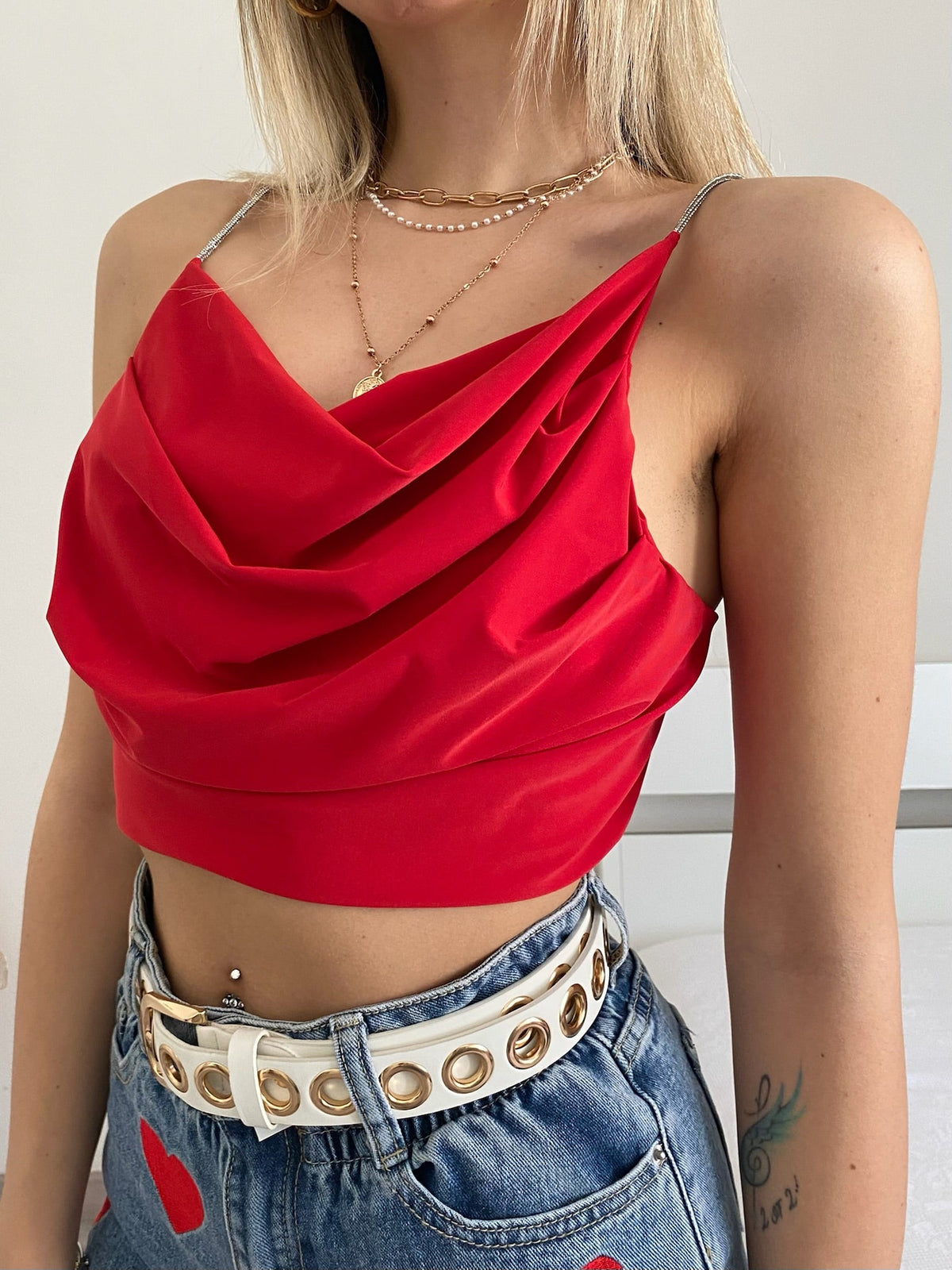 Top rosso schiena aperta con punto luce
