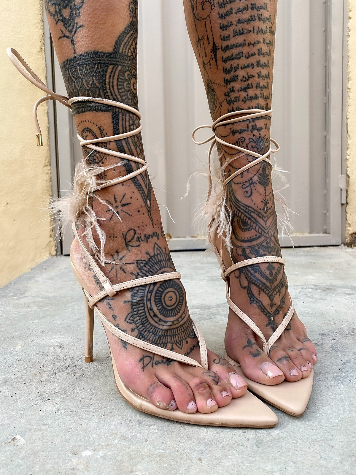 Tacchi con piume nude