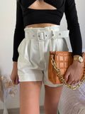 Short bianco con cintura