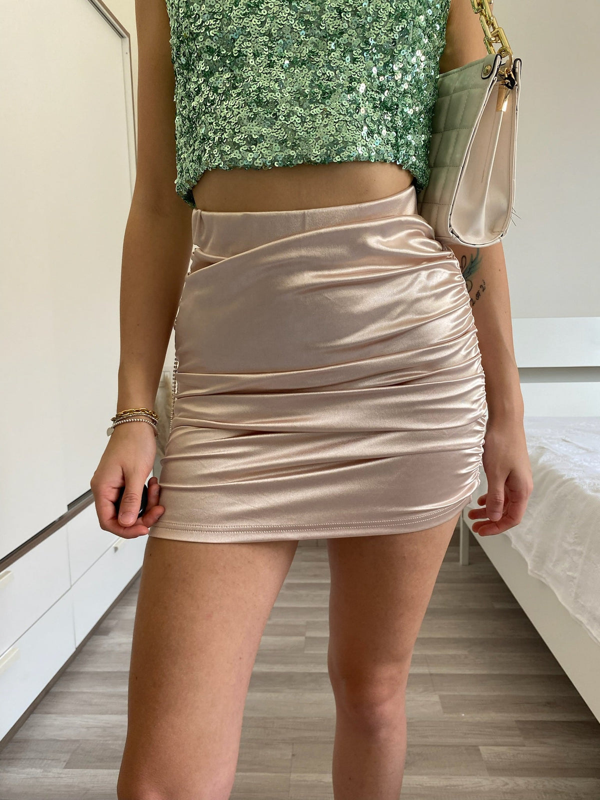 Gonna aderente beige con punto luce