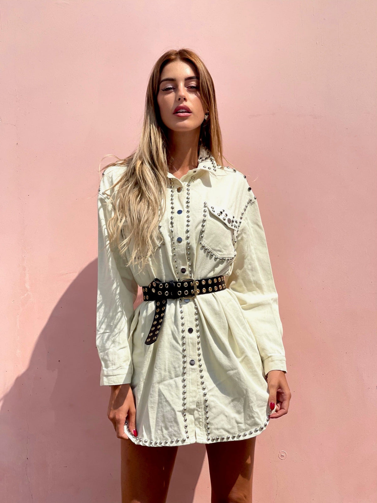 Abito con borchie manica lunga beige