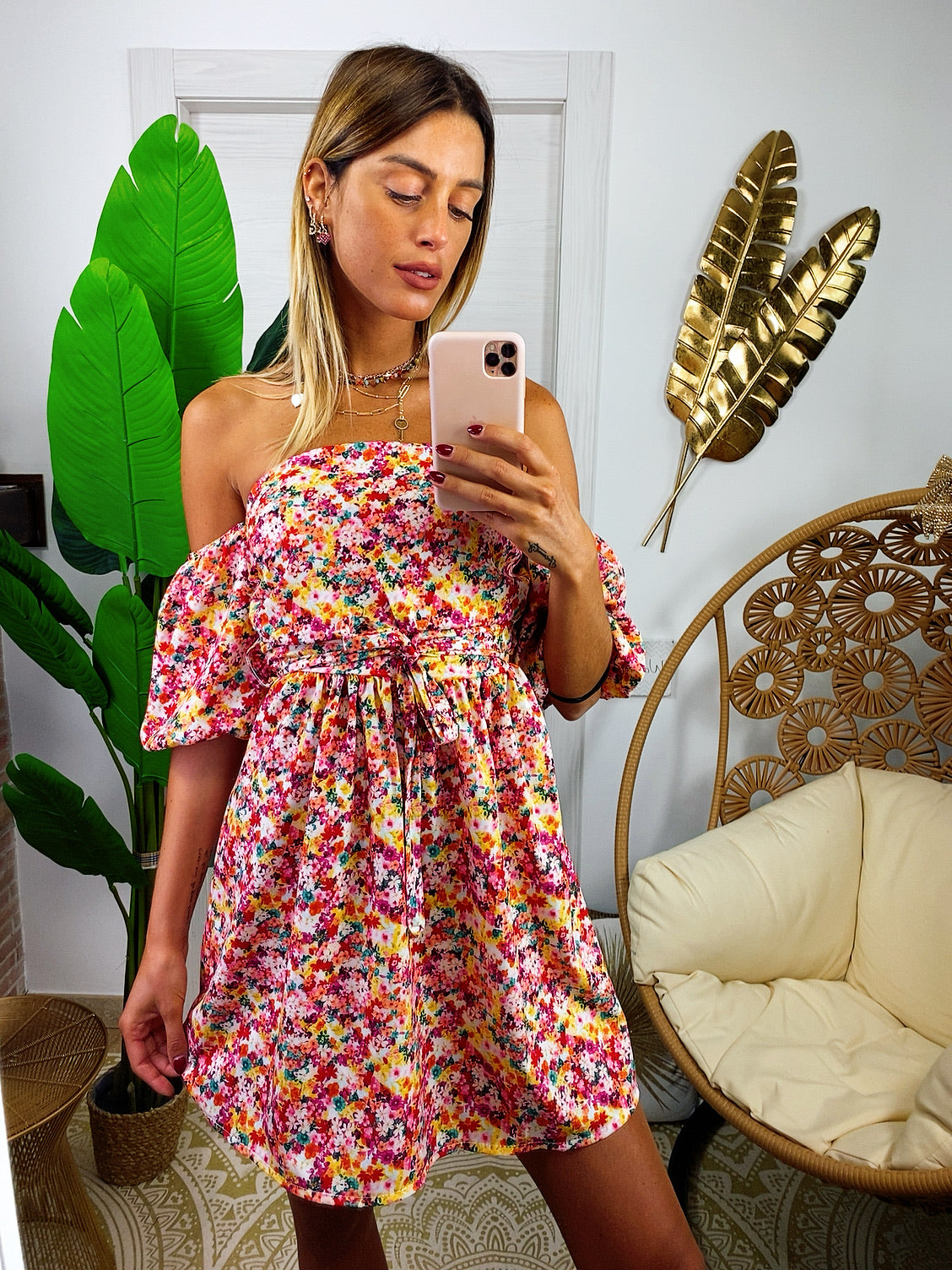Abito a fiori aranciati con scollo a barchetta