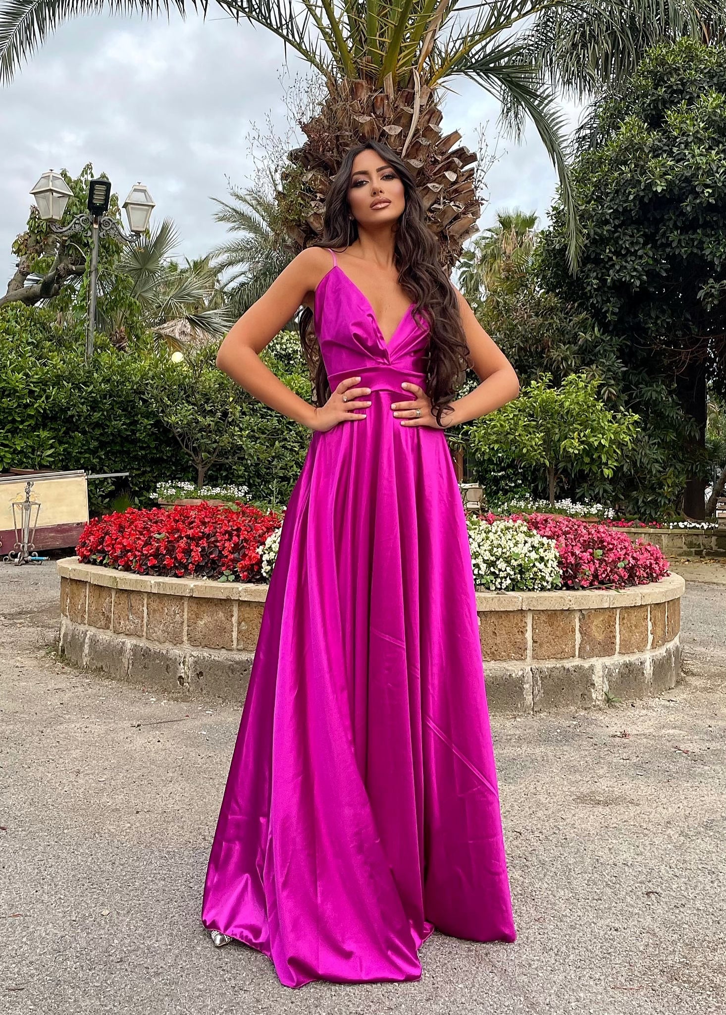 Abito in raso lungo con maxi gonna peonia
