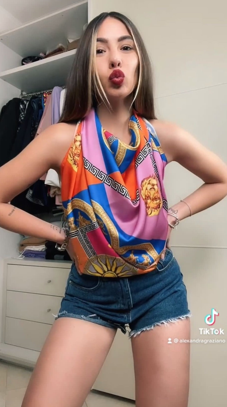 Top stampato con collana