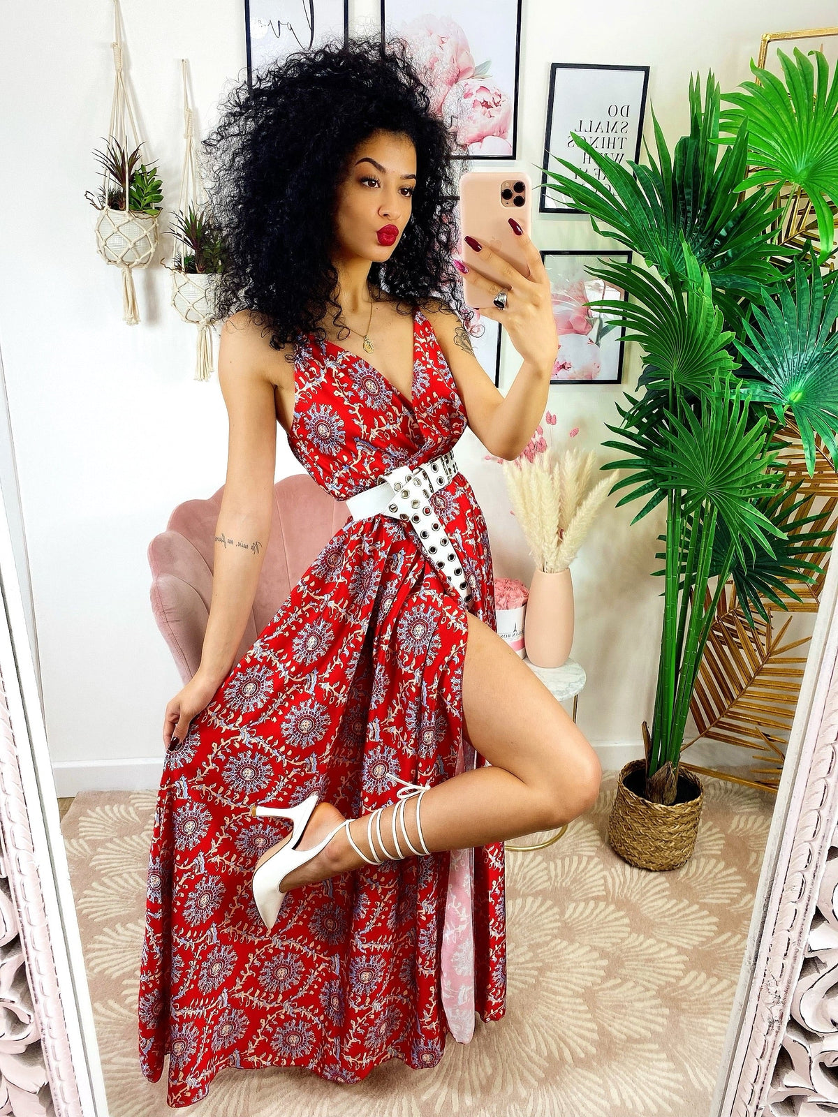 Abito con maxi spacco rosso con ricami