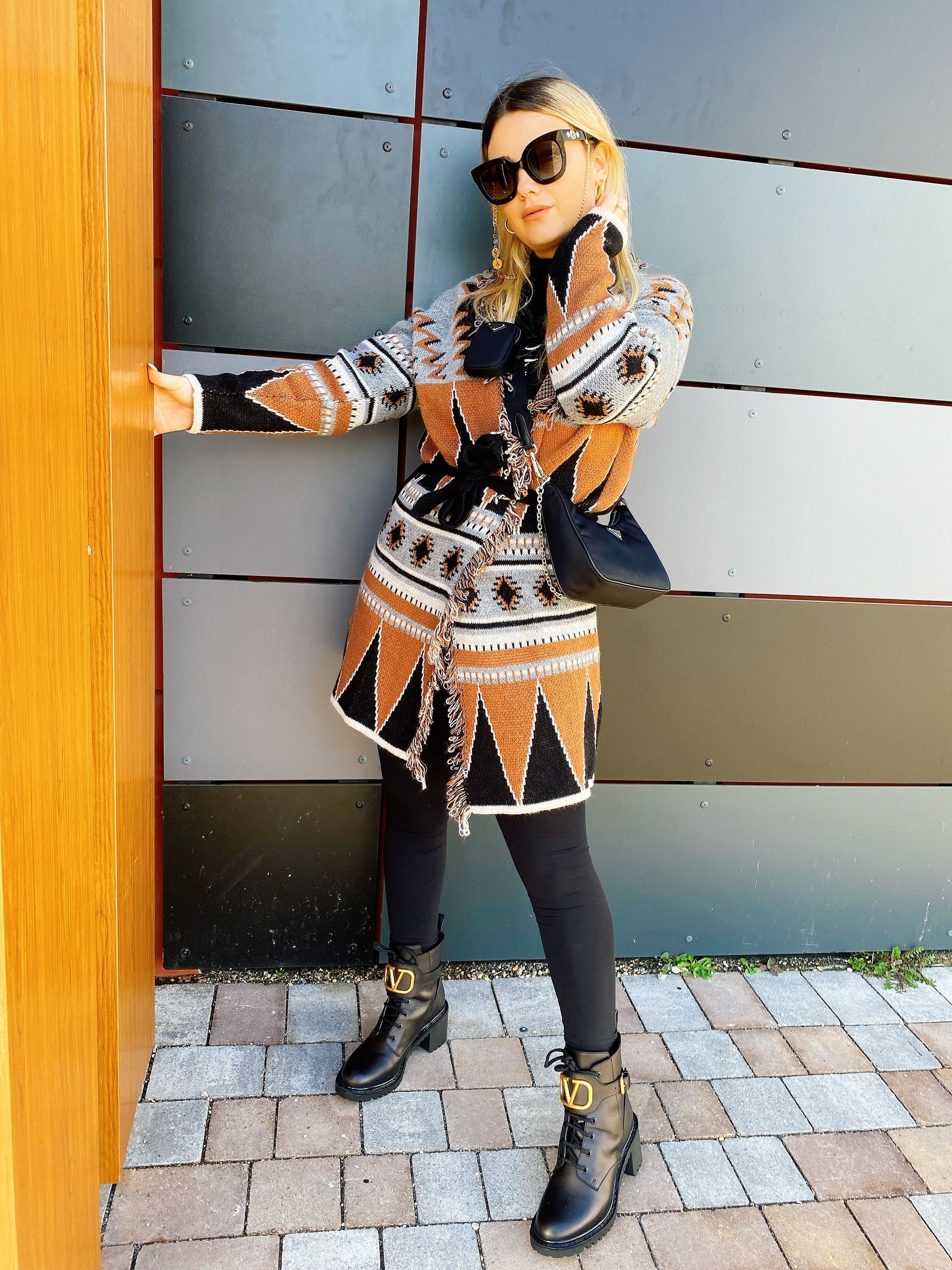 Cardigan camel con frange e cinta