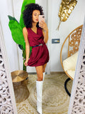 Abito corto bordeaux con cintura