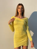Abito giallo con scollo a barchetta
