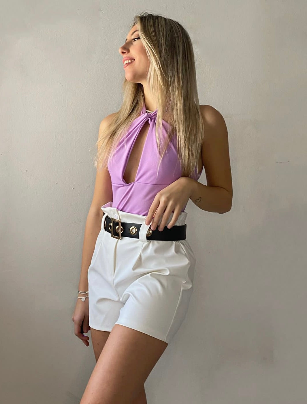 Short in ecopelle bianco con cintura