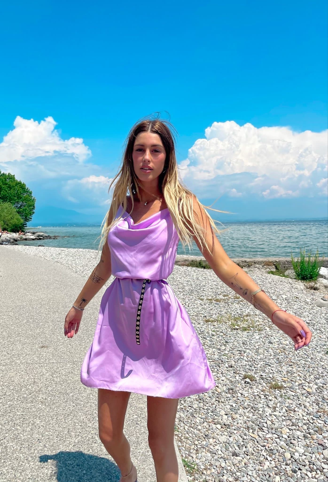 Abito in raso a bretellina lilla