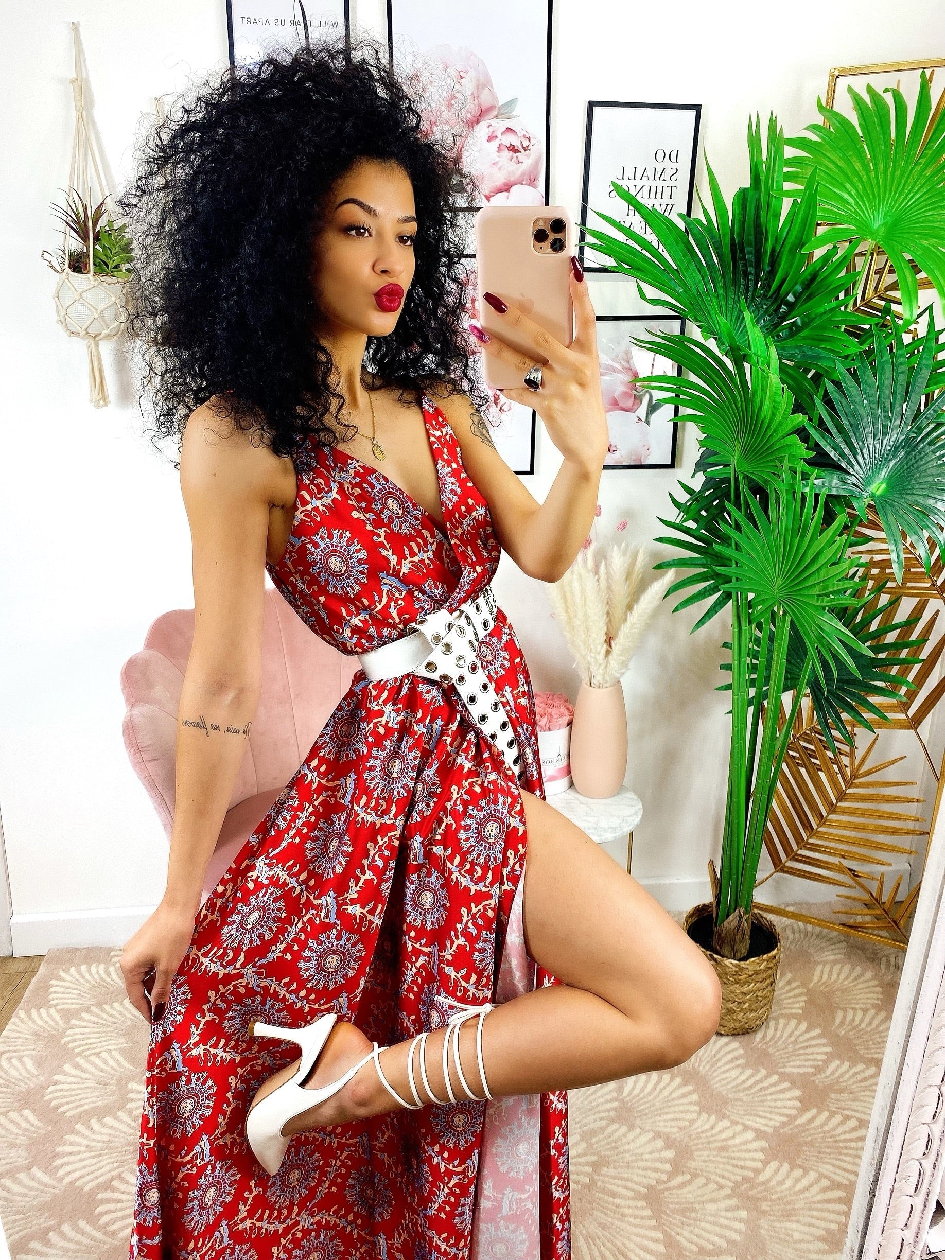 Abito con maxi spacco rosso con ricami