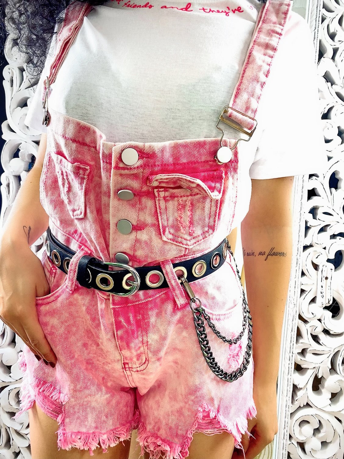 Salopette in jeans rosa sfrangiata