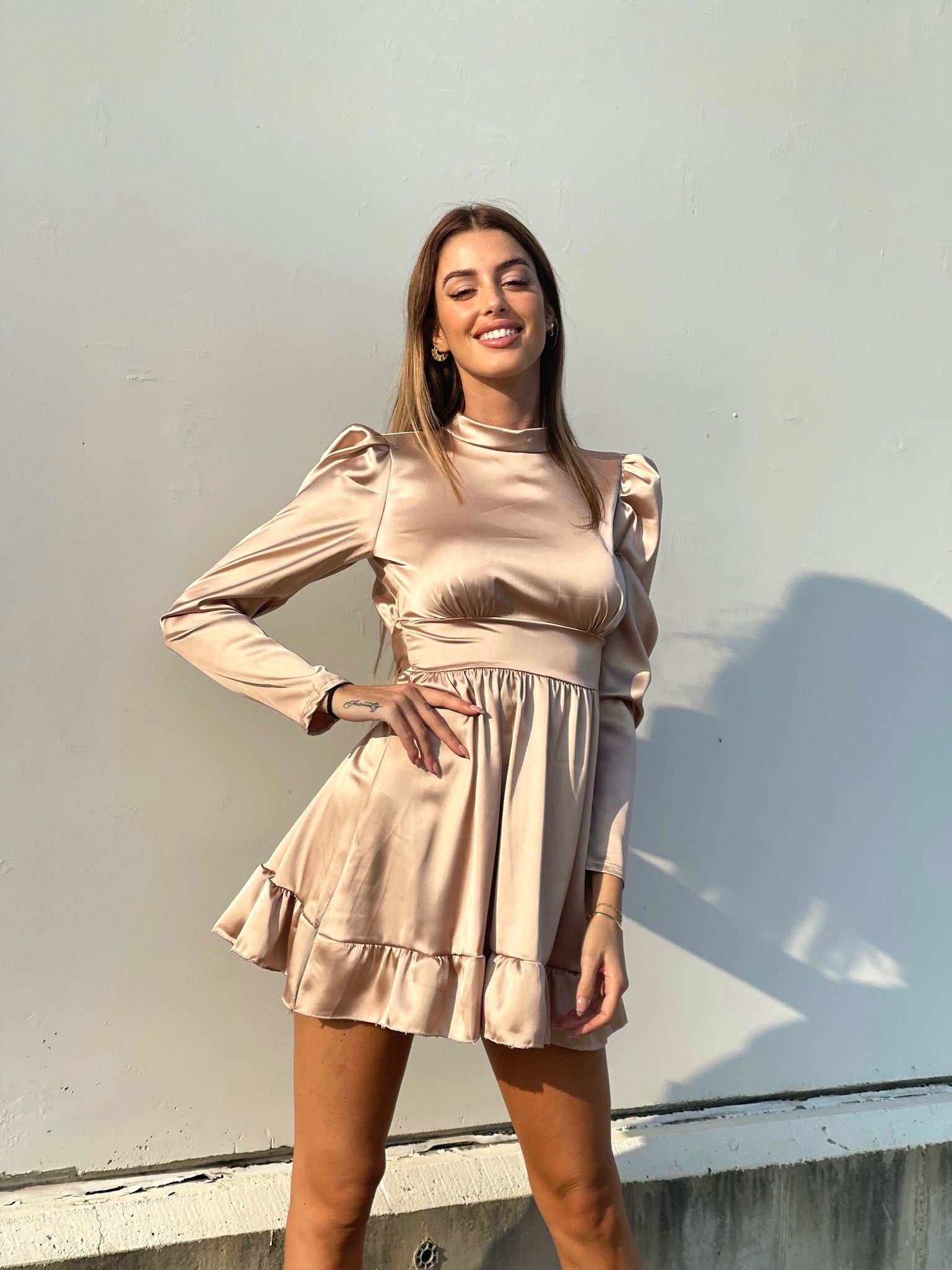 Abito in raso beige  con schiena aperta