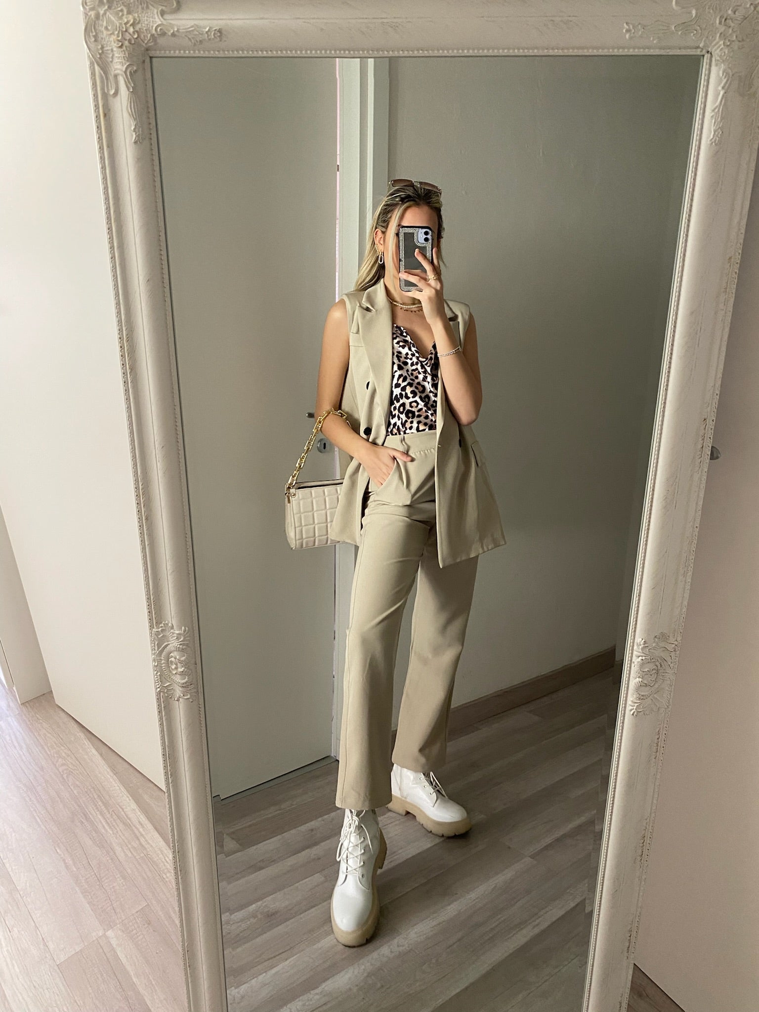 Completo smanicato e pantalone beige
