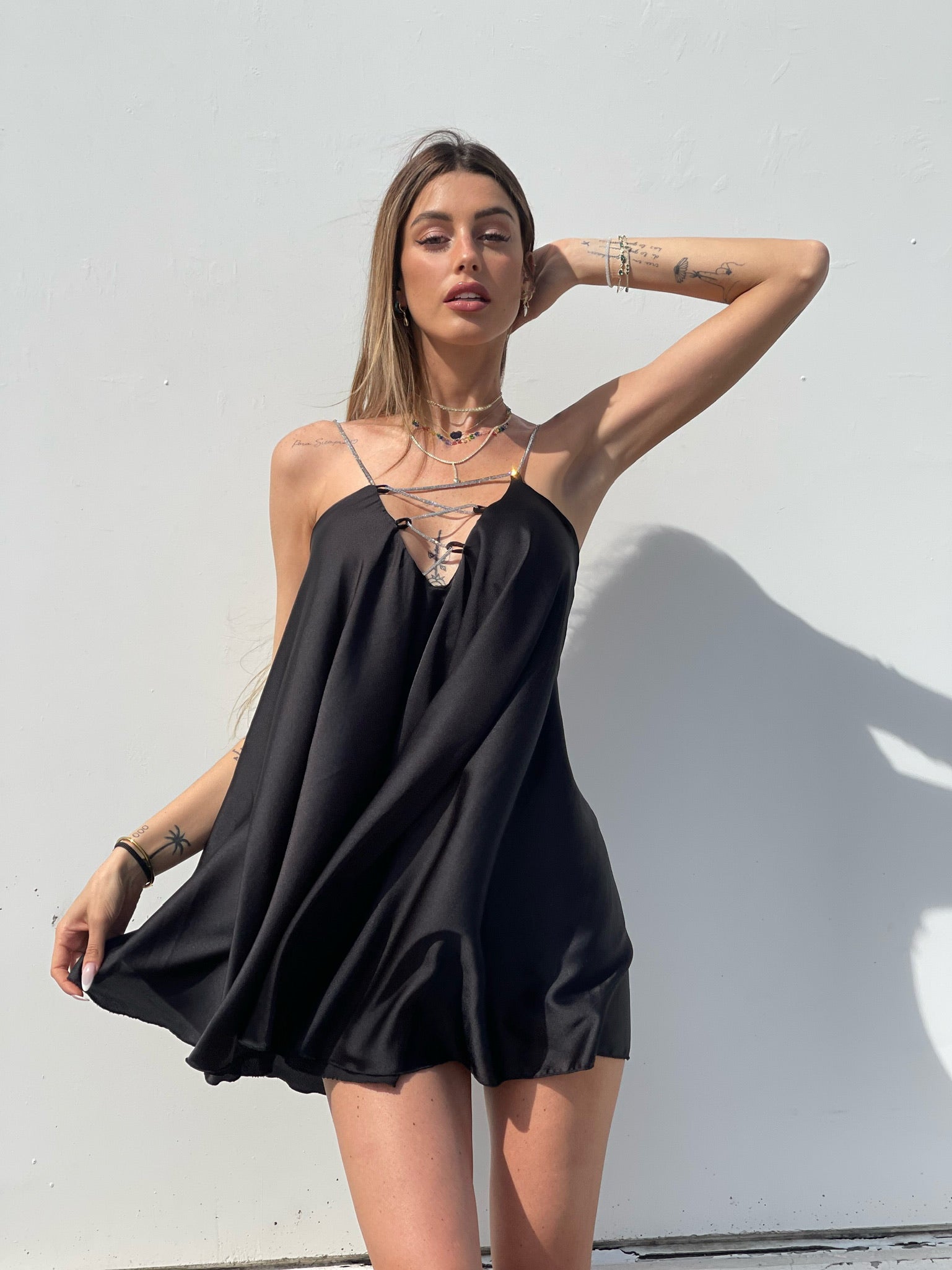 Abito in raso nero con punto luce