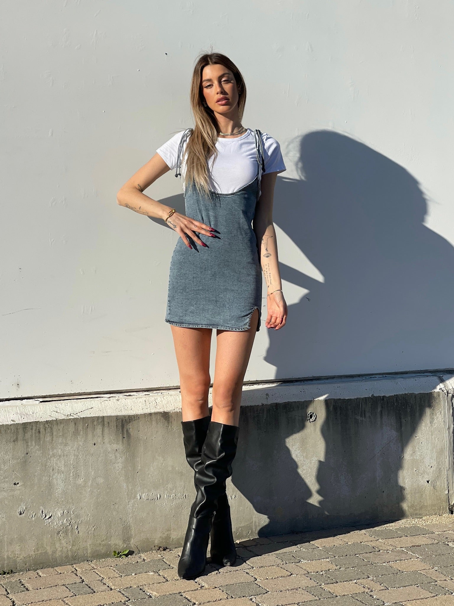 Abito in jeans con t-shirt
