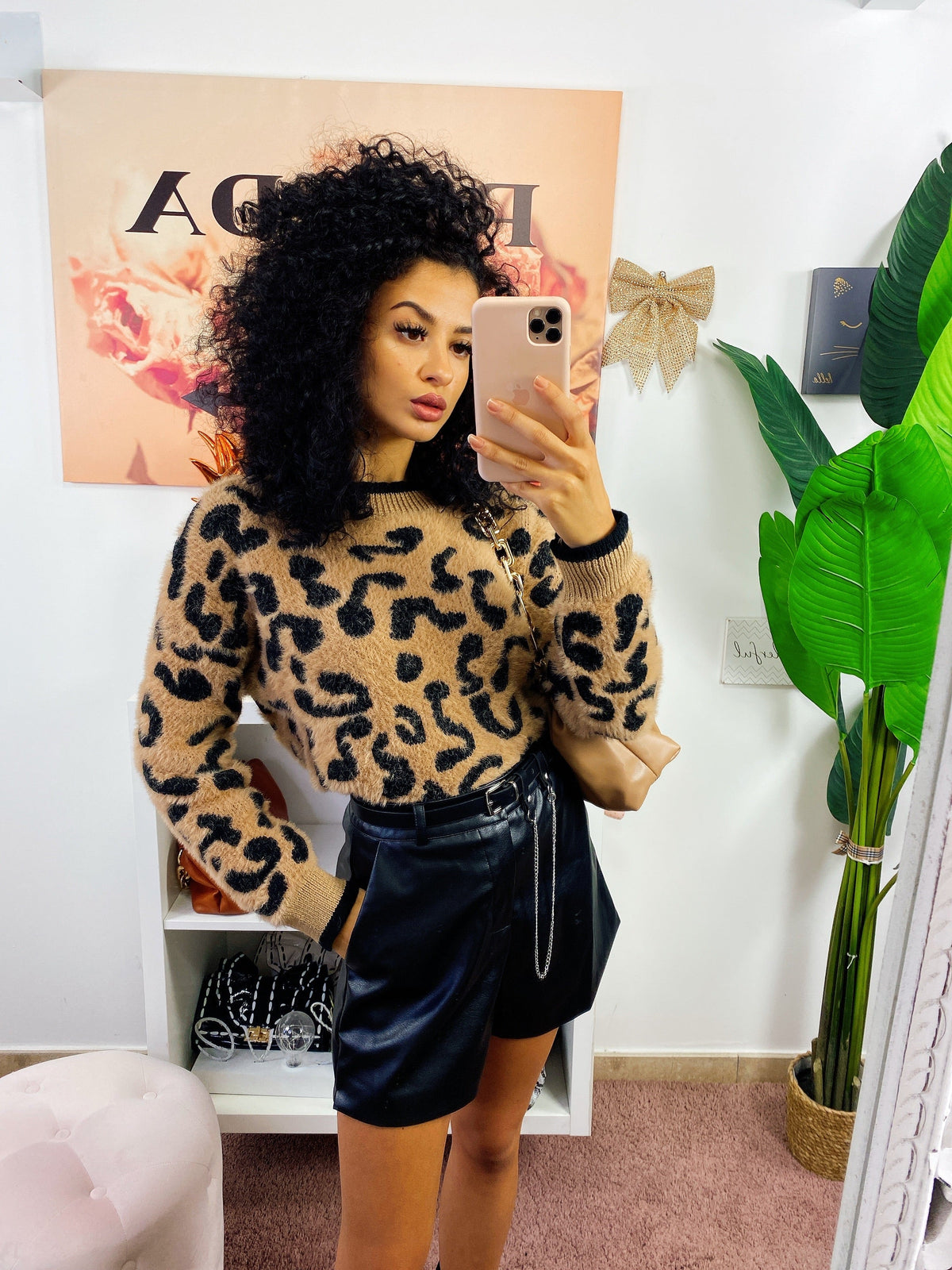 Short in ecopelle con catenina e cintura