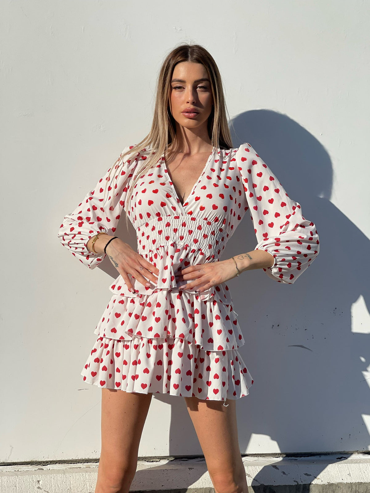 Abito bianco a balze con cuori rossi