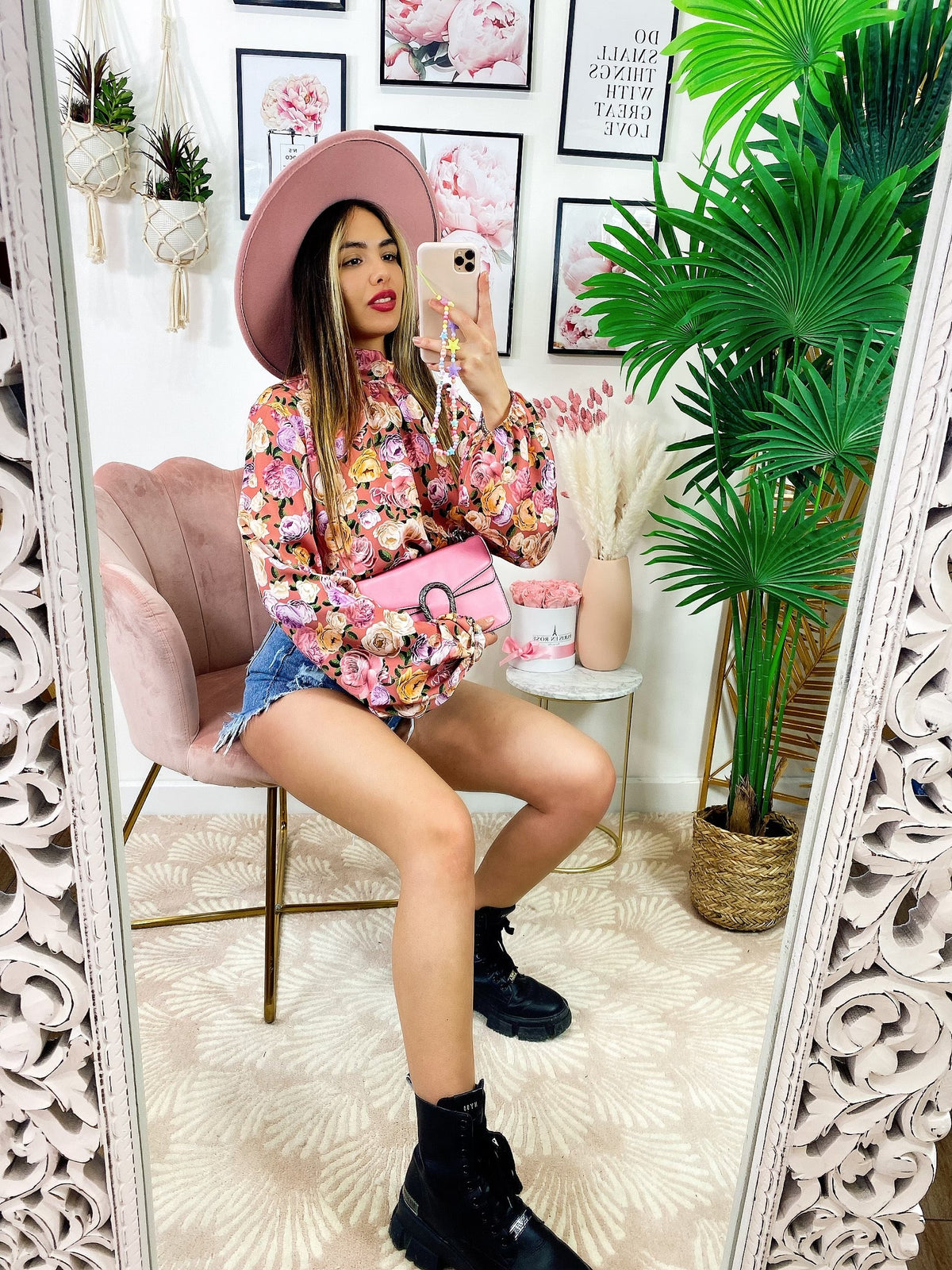 Top crop con rose rosa
