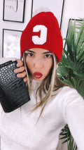 Cappello rosso con C