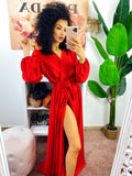 Abito in raso con maxi spacco manica lunga rosso