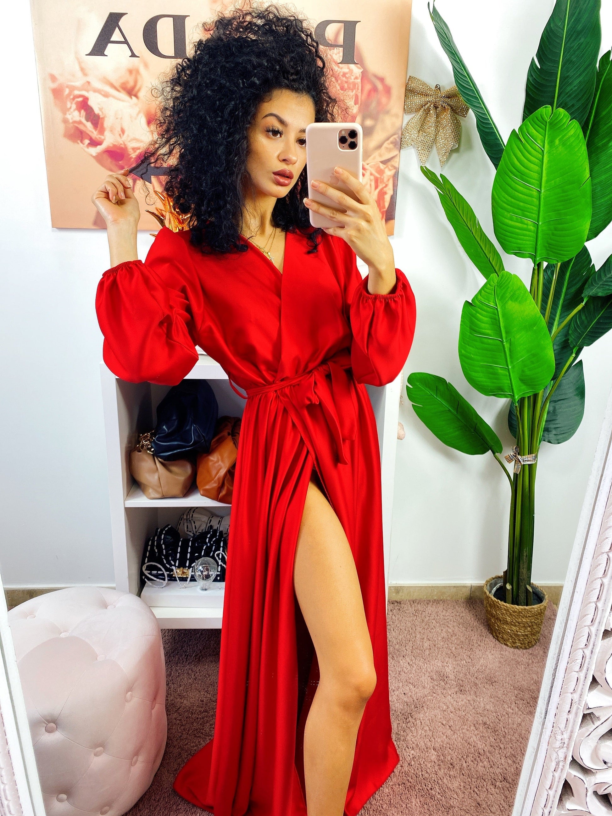 Abito in raso con maxi spacco manica lunga rosso