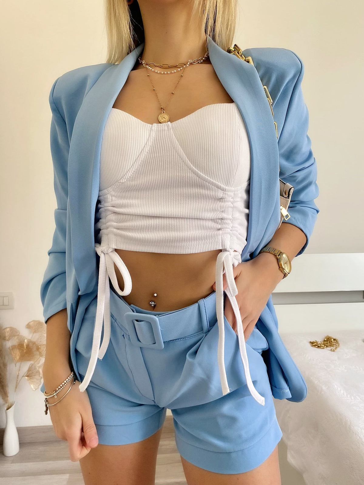 Top bianco con spalline in strass