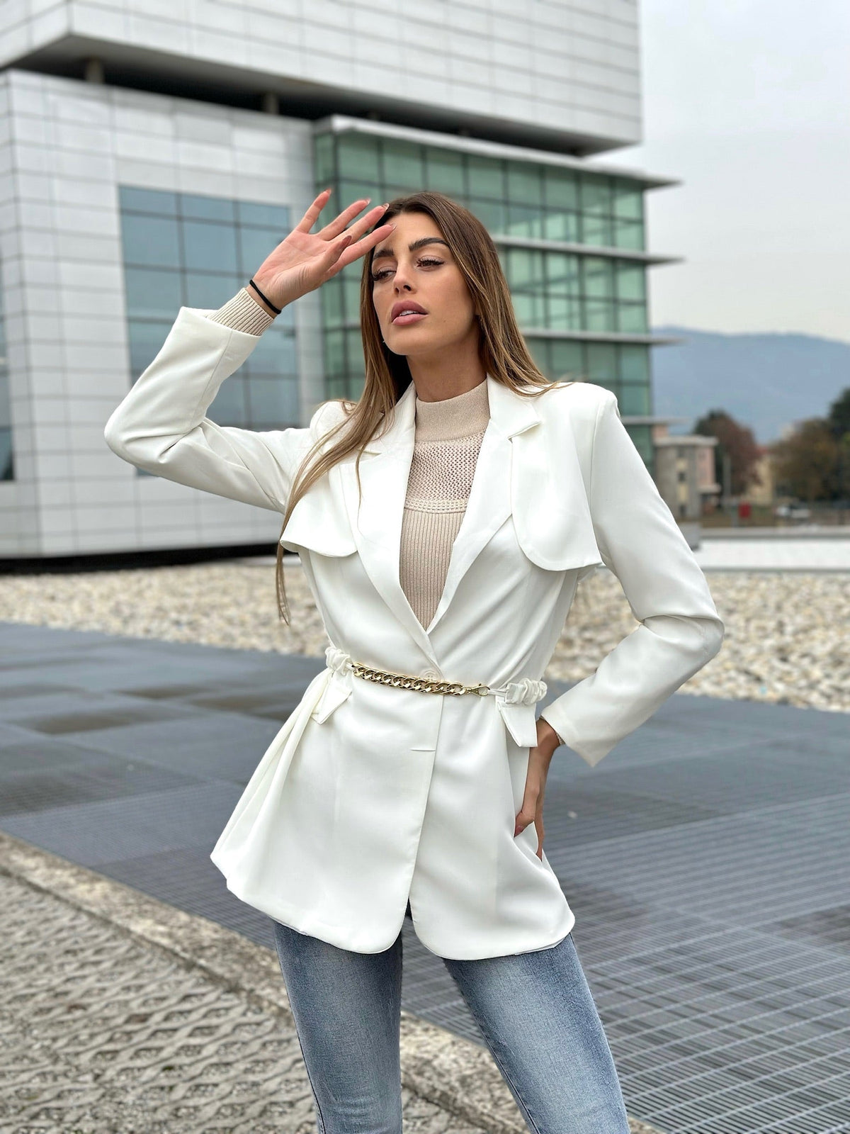 Blazer bianco con cintura