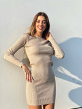 Abito beige con bottoncini oro