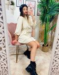 Abito con bottoni e cintura  beige
