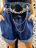 Short in jeans con marsupio e catena