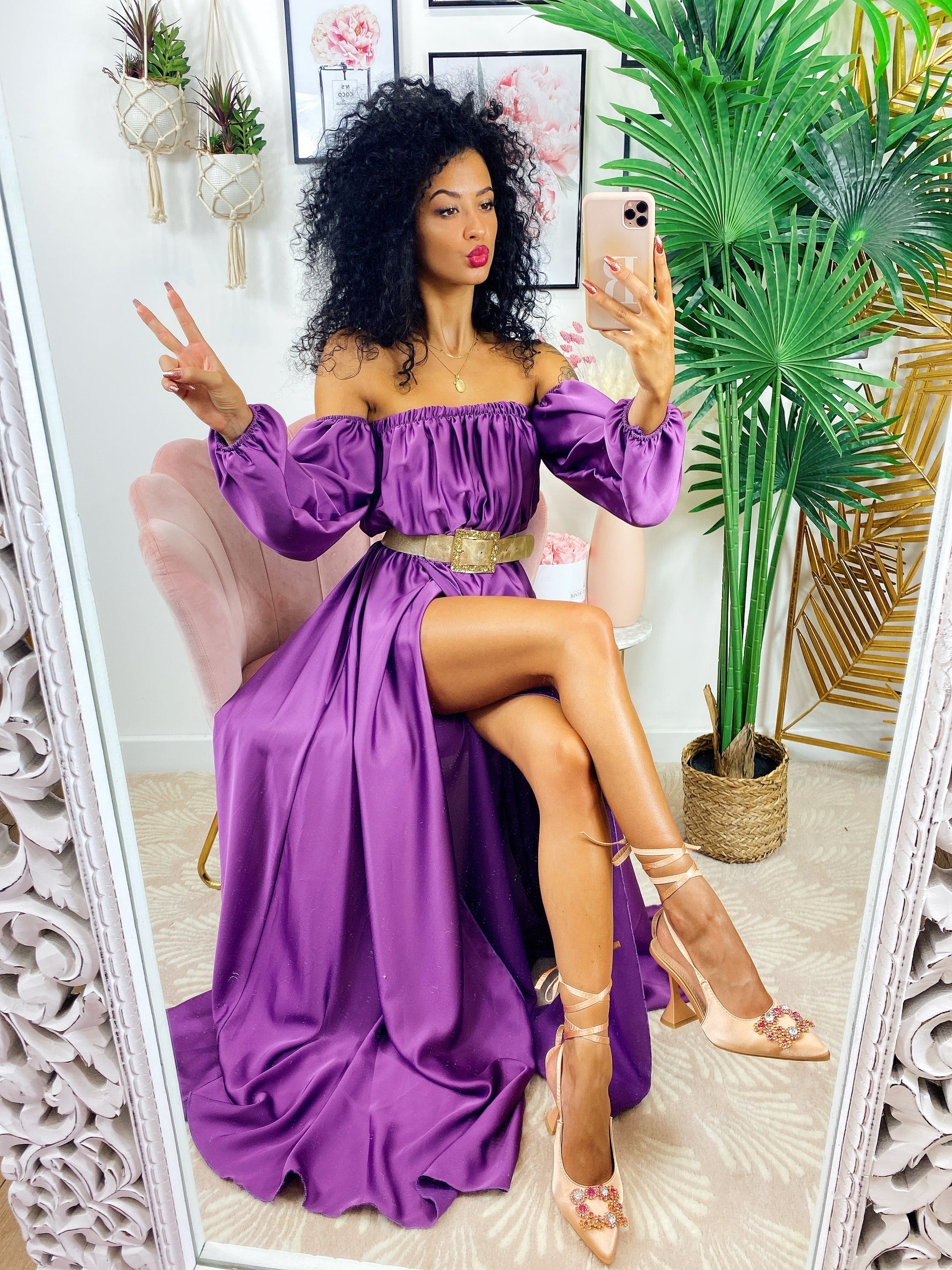 Abito scollo a barchetta in raso con maxi spacco purple