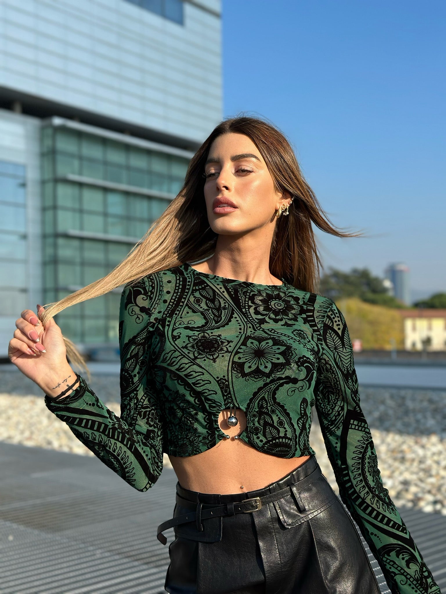 Top verde ricami nero
