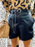 Short in ecopelle con catenina e cintura