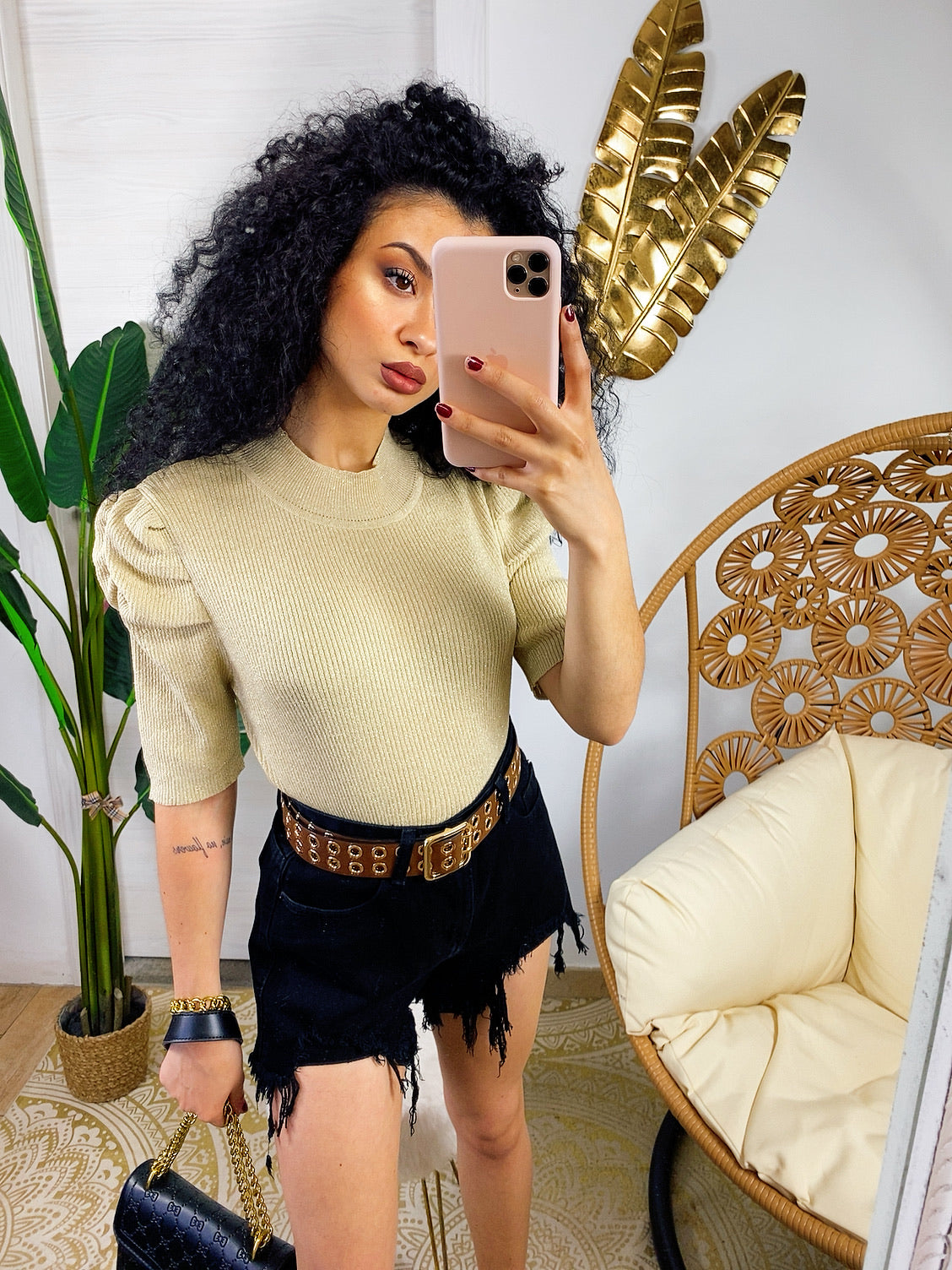 Short nero con strappini