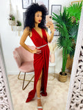 Abito aderente con scollo a V e spacco rosso