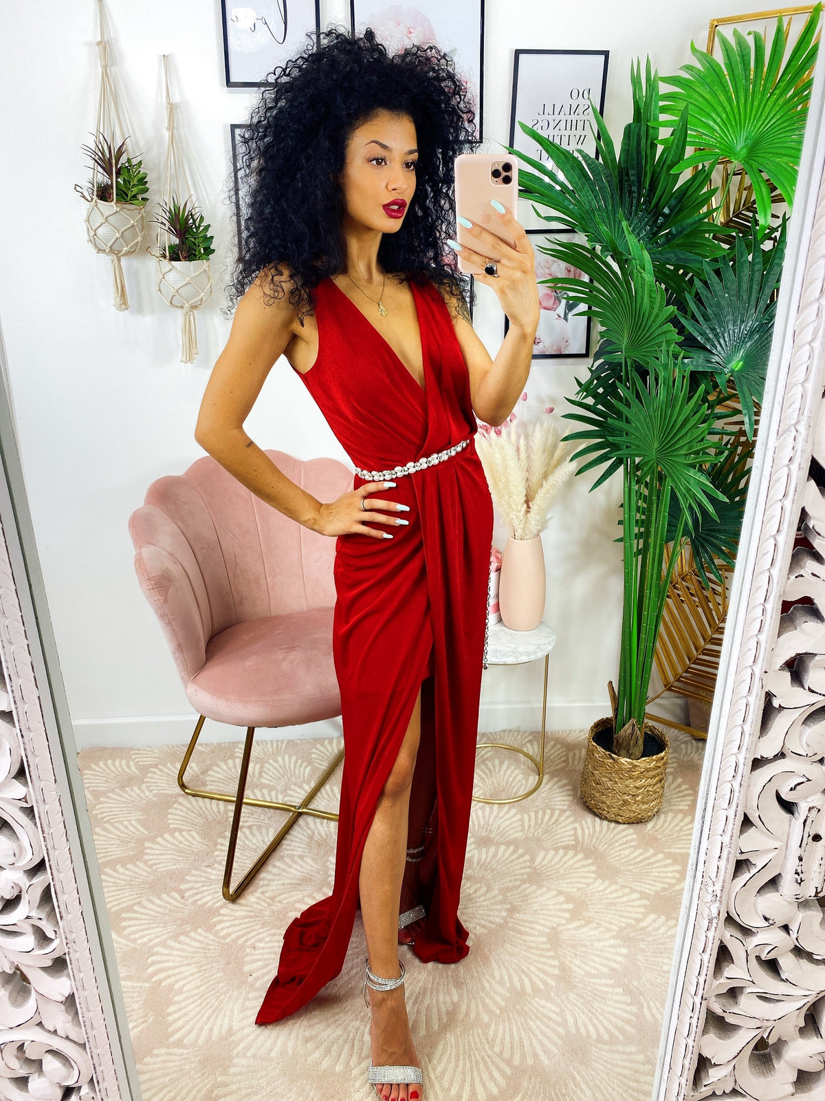 Abito aderente con scollo a V e spacco rosso