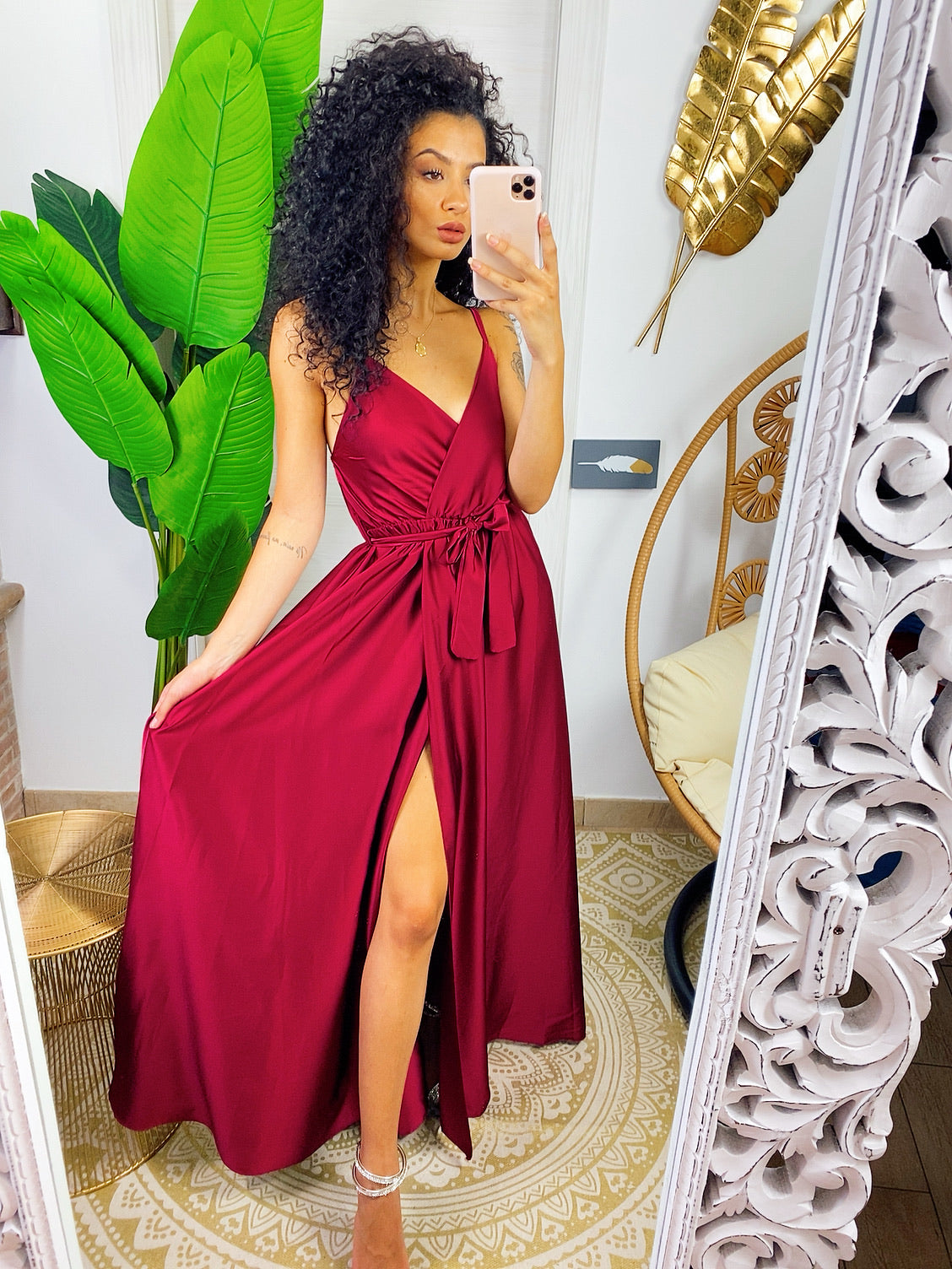 Abito in raso con maxi spacco Bordeaux scuro