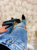 Jeans con spacco e spille