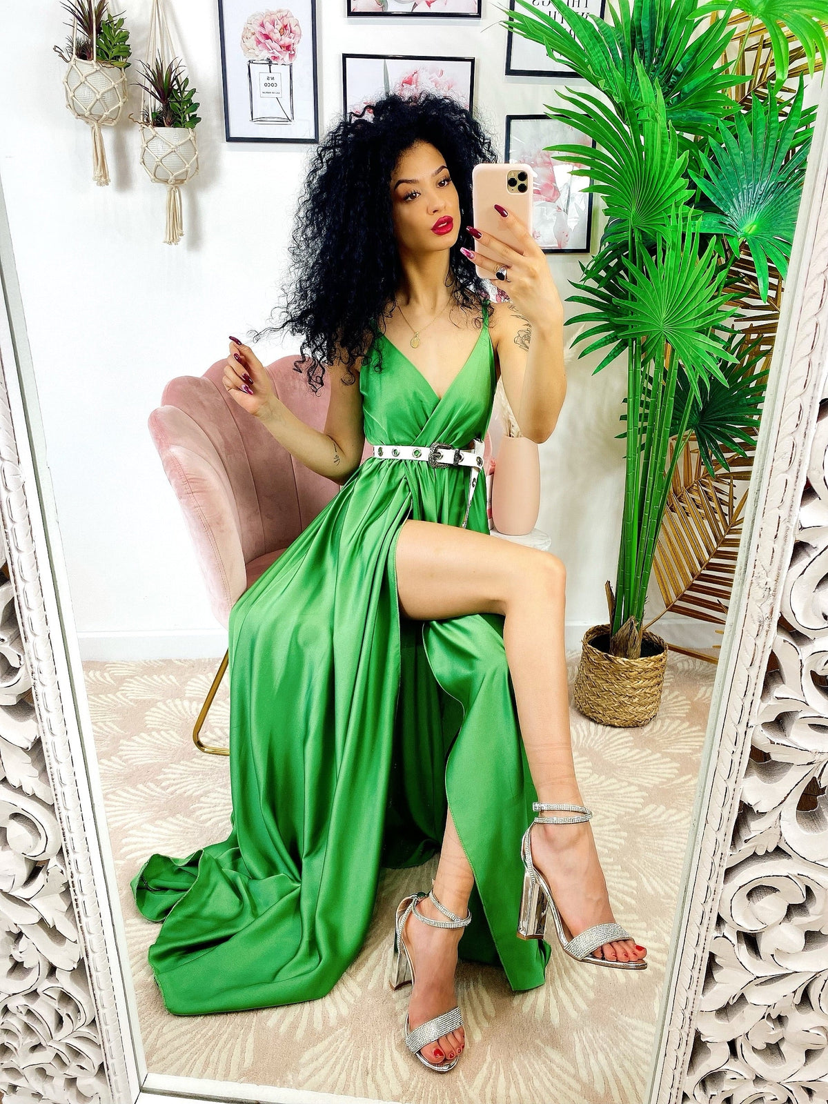 Abito in raso con maxi spacco verde chiaro