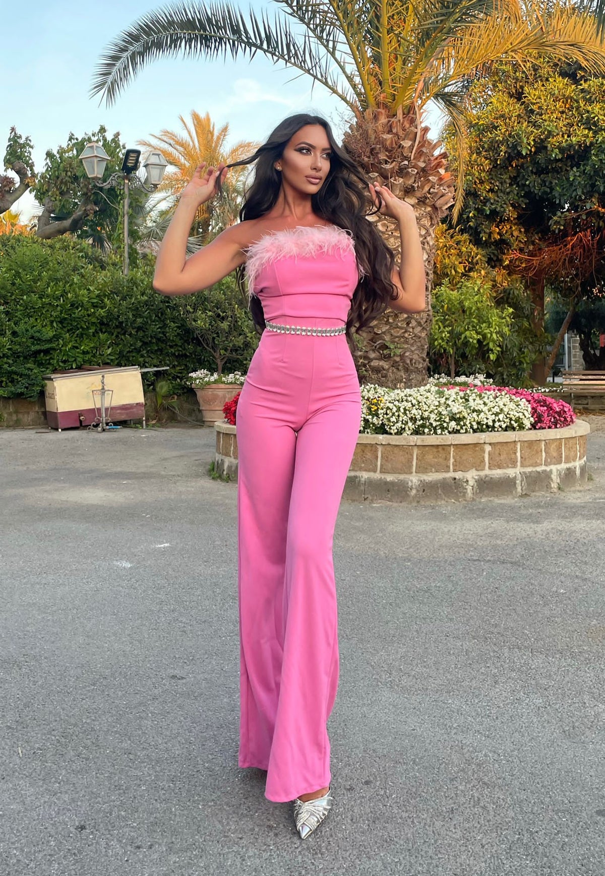 Tuta con piume rosa
