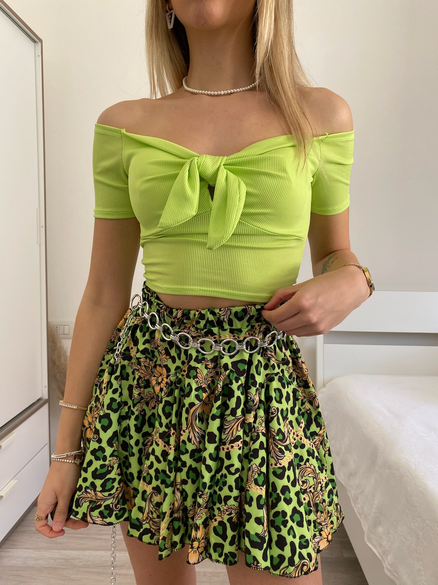 Top lime scollo a barchetta e fiocco