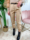 Pantalone con tasche laterali e cintura beige