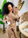 Completo in ecopelle top e gonna camel