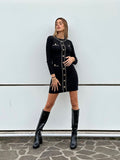 Abito con catena oro e bottoni
