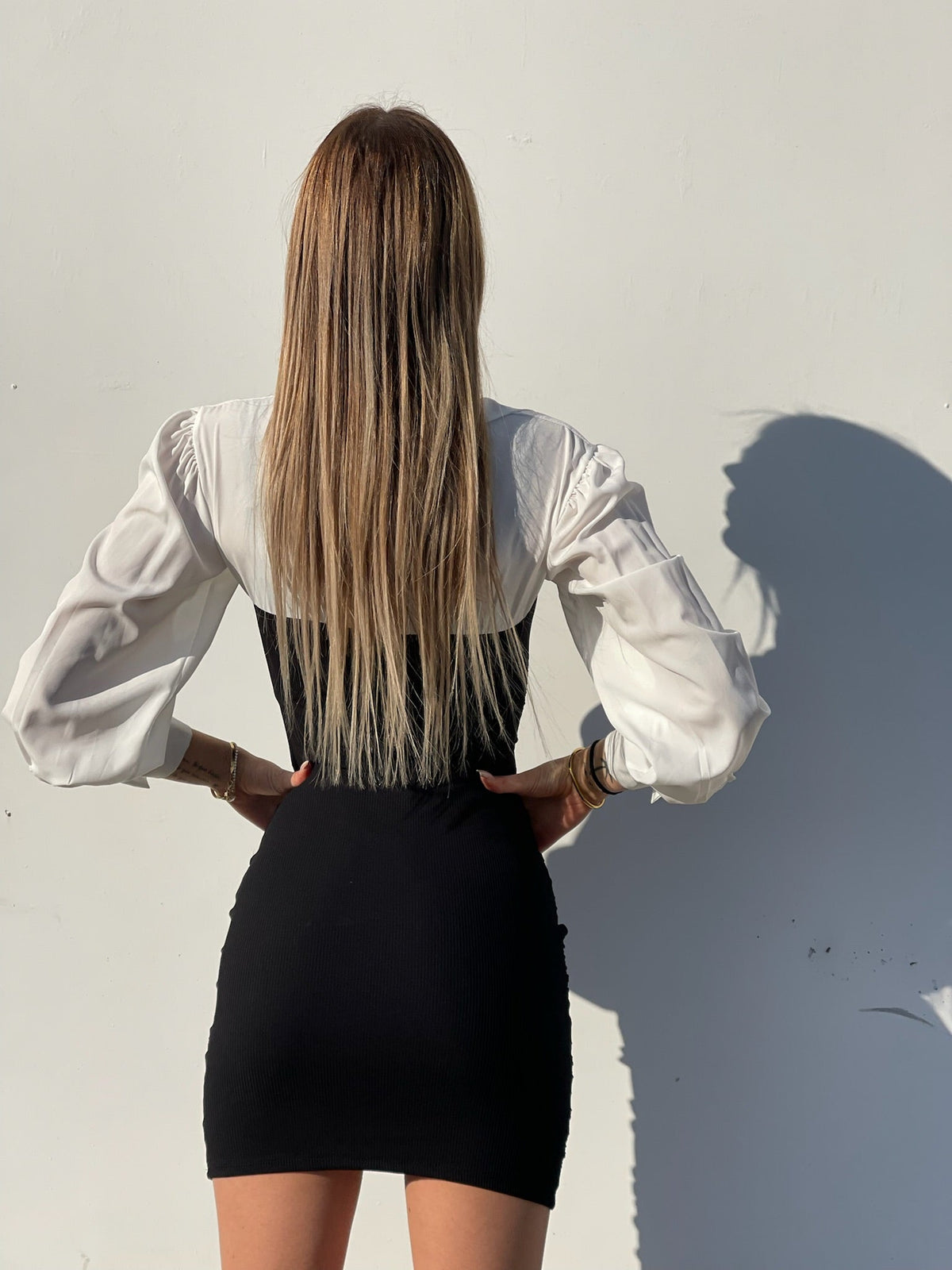 Abito arricciato nero con camicia