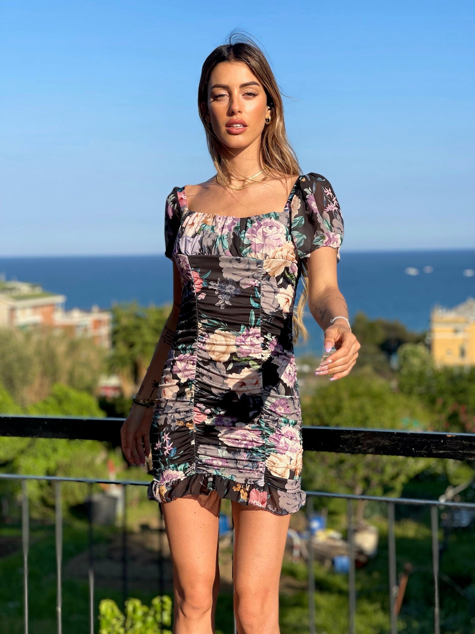 Abito a fiori nero manica corta