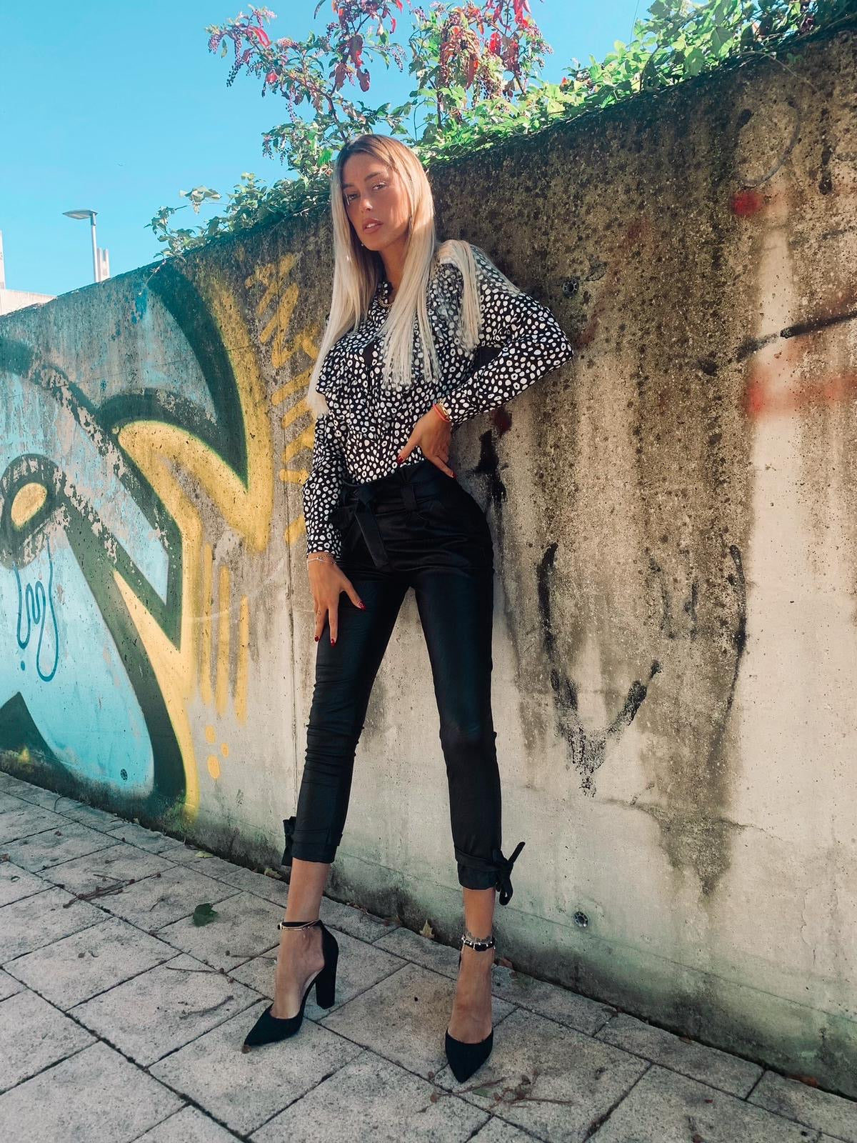 Pantalone in eco-pelle con lacci