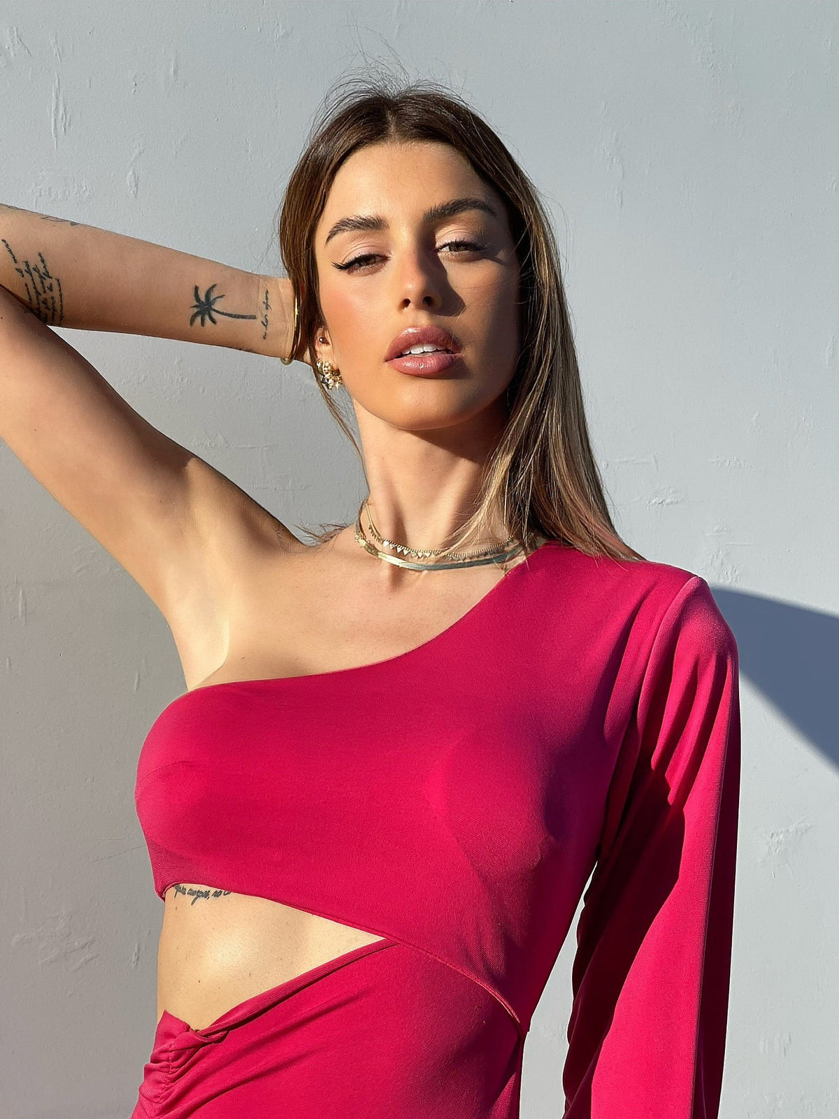 Abito aderente monospalla Fuxia con manica lunga