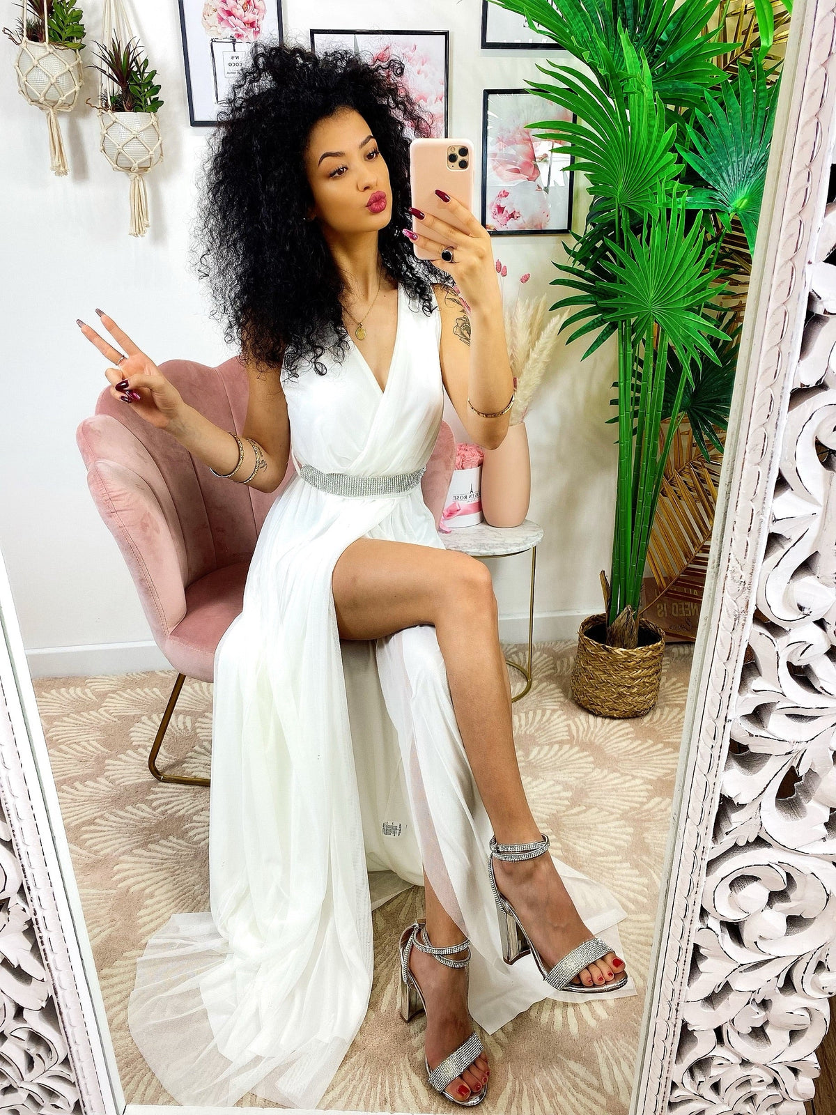 Abito in tulle bianco con cintura in strass